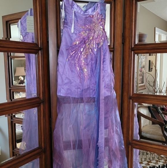 Classy and Fun Evening wear for the Sophisticated! - Picture 3 of 8